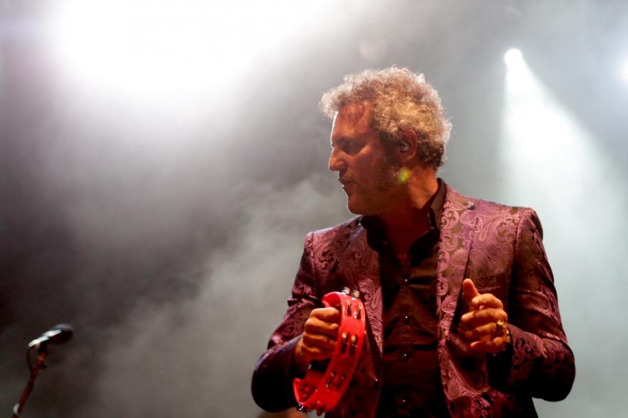 Cantante con pandereta