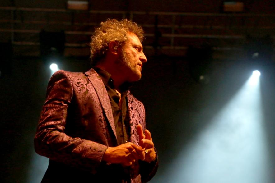 Cantantes durante la actuación