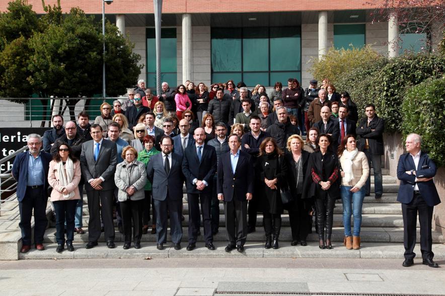 Minuto de Silencio por el Asesinato de la Mujer Víctima de Violencia de Género - Los asistentes  al acto.