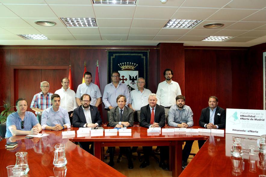 Reunión Plataforma Movilidad Madrid Norte -Imagen del posado de todos los reunidos, incluido el  alcalde García de Vinuesa en un momento de la reunión.