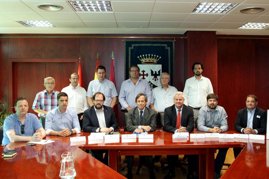 Reunión Plataforma Movilidad Madrid Norte - Imagen del posado de todos los reunidos, incluido el  alcalde García de Vinuesa en un momento de la reunión.