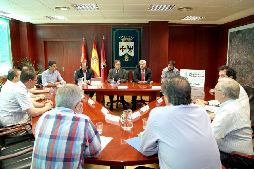 Reunión Plataforma Movilidad Madrid Norte - Imagen de todos los reunidos, incluido el  alcalde García de Vinuesa en un momento de la reunión.