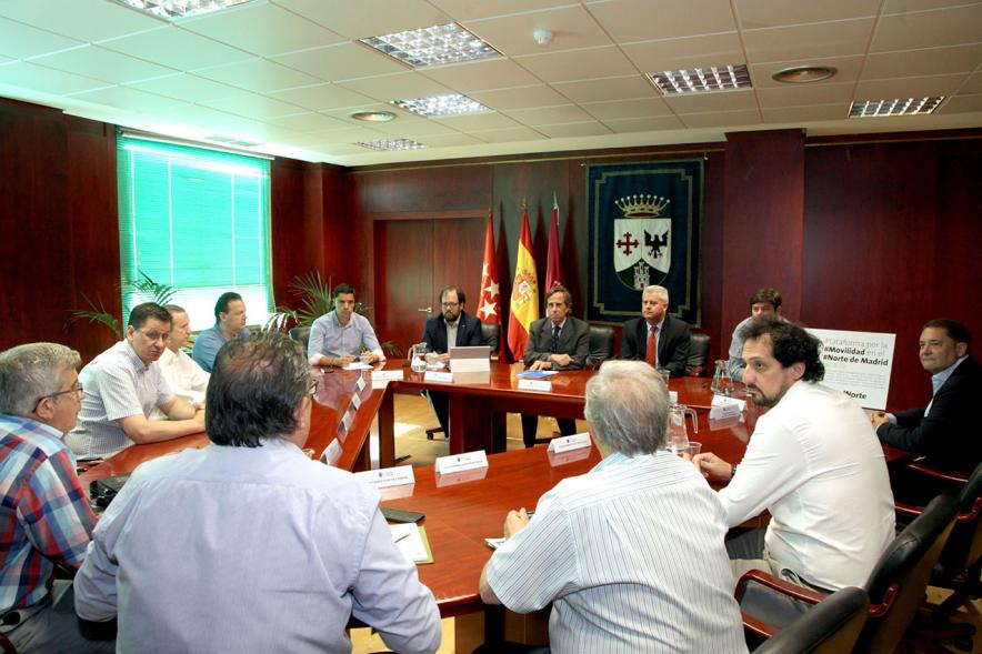 Reunión Plataforma Movilidad Madrid Norte - Imagen de todos los reunidos, incluido el  alcalde García de Vinuesa en un momento de la reunión.