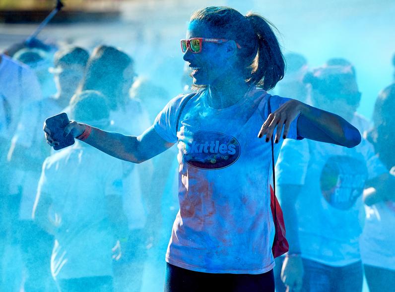 Carrera Color Run - Imagen de participantes en la carrera después de recibir polvo de color azul.