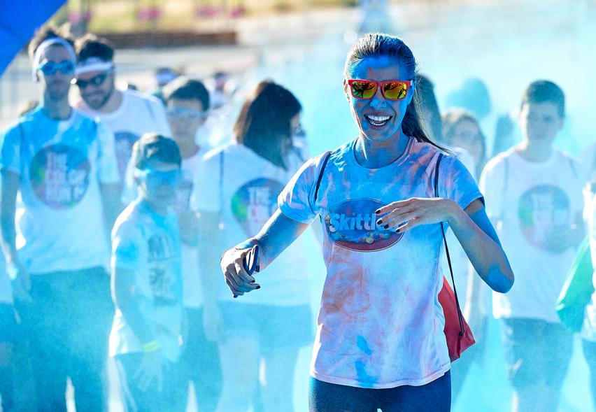 Carrera Color Run - Imagen de participantes en la carrera después de recibir polvo de color azul.