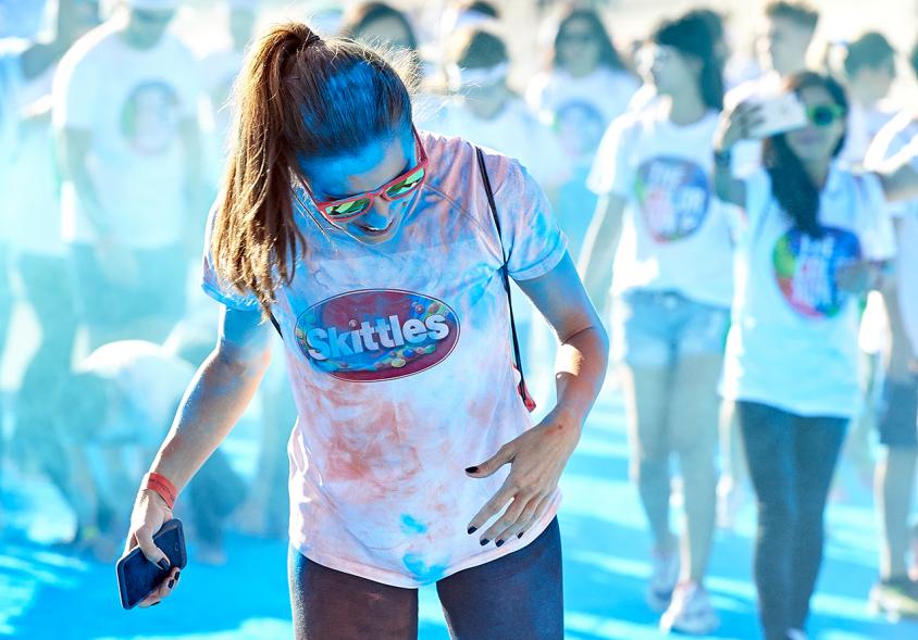 Carrera Color Run - Imagen de participantes en la carrera después de recibir polvo de color azul.