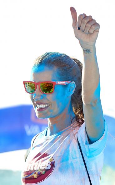 Carrera Color Run - Imagen de participante en la carrera después de recibir polvo de color azul.