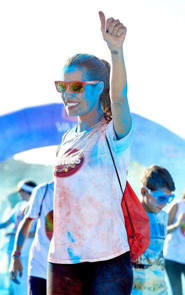 Carrera Color Run - Imagen de participante en la carrera después de recibir polvo de color azul.