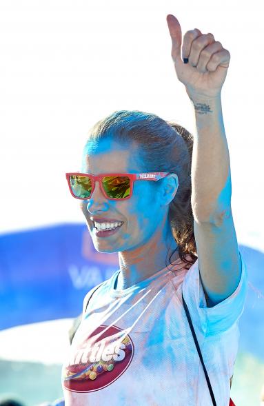Carrera Color Run - Imagen de participante en la carrera después de recibir polvo de color azul.