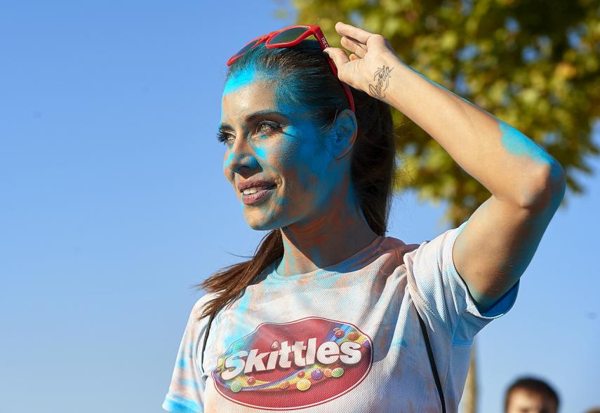 Carrera Color Run - Imagen de participante en la carrera después de recibir polvo de color azul.