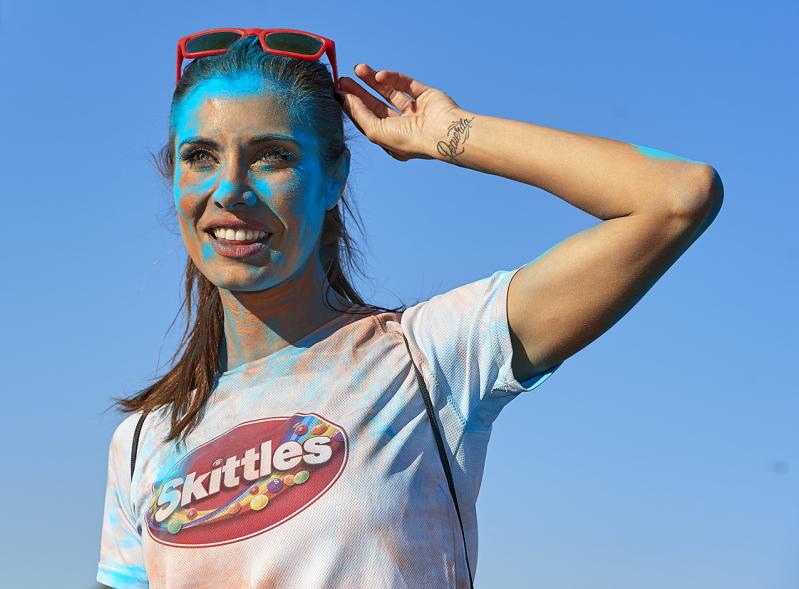 Carrera Color Run - Imagen de participante en la carrera después de recibir polvo de color azul.