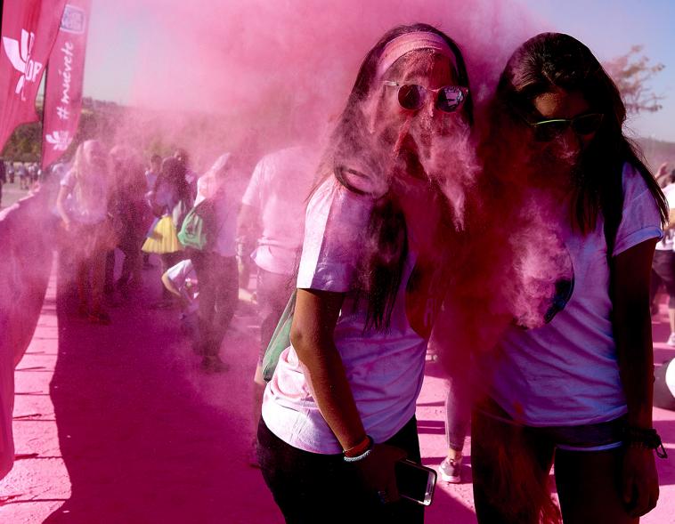 Carrera Color Run - Imagen de participantes en la carrera después de recibir polvo de color rosa.
