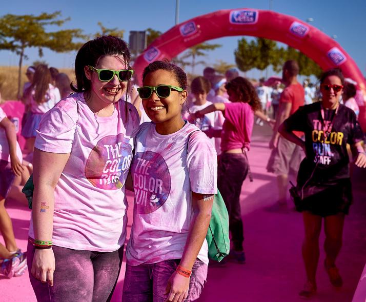 Carrera Color Run - Imagen de participantes en la carrera después de recibir polvo de color rosa.