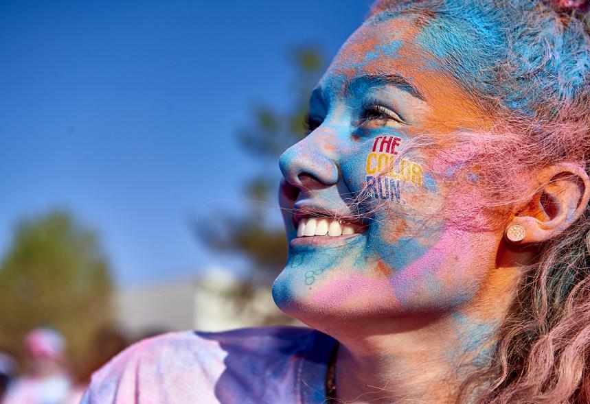 Carrera Color Run - Imagen de participante en la carrera después de recibir polvo de color rosa.
