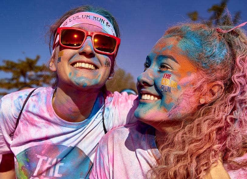 Carrera Color Run - Imagen de participantes en la carrera después de recibir polvo de color rosa.