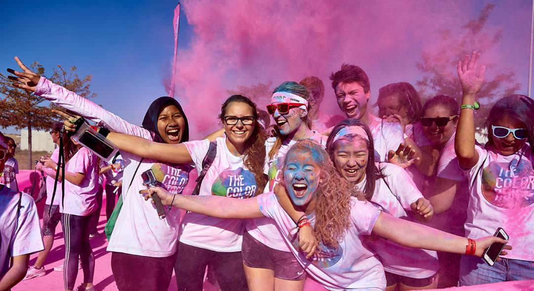 Carrera Color Run - Imagen de participantes en la carrera después de recibir polvo de color rosa.