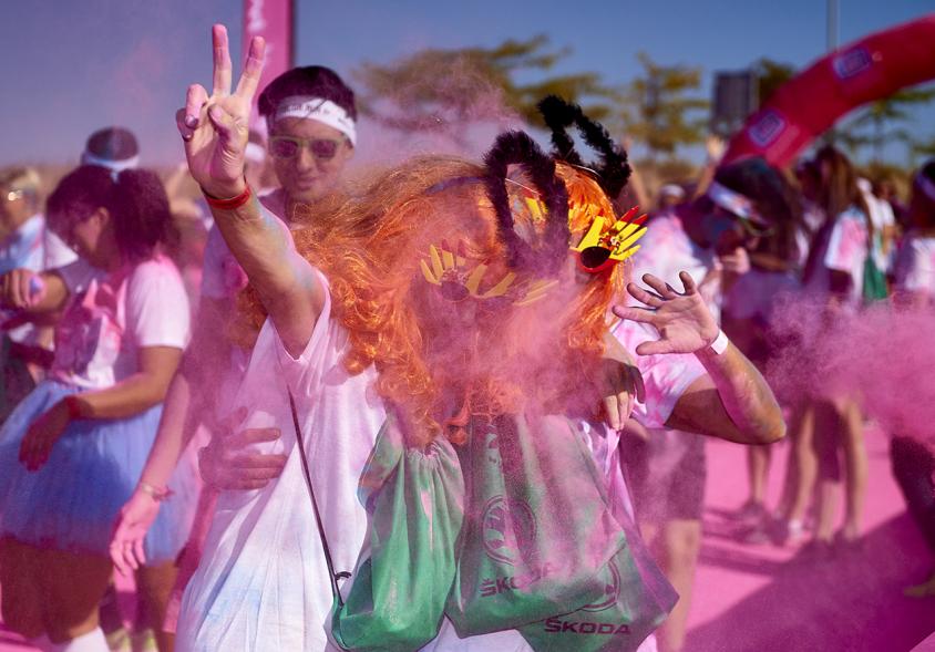 Carrera Color Run - Imagen de participantes en la carrera después de recibir polvo de color rosa.