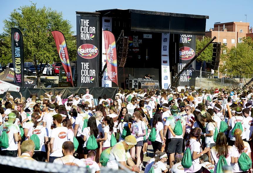 Carrera Color Run - Imagen de vista general del escenario y público asistente.