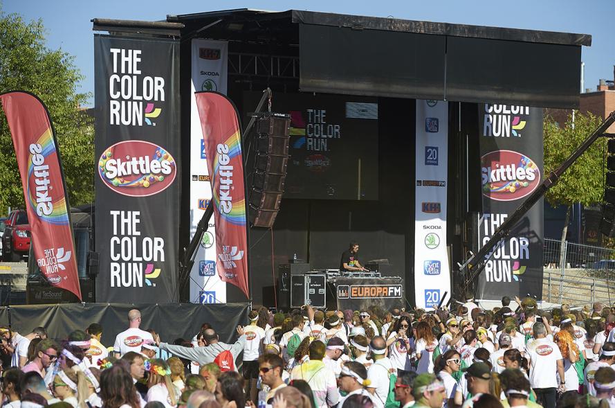 Carrera Color Run - Imagen de vista general del escenario y público asistente.