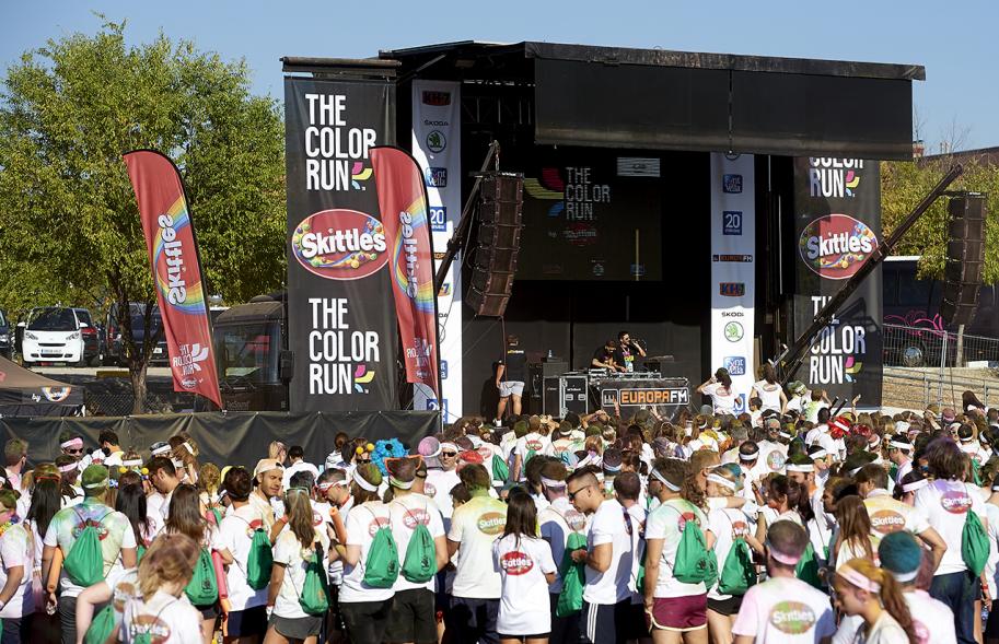 Carrera Color Run - Imagen de vista general del escenario y público asistente.