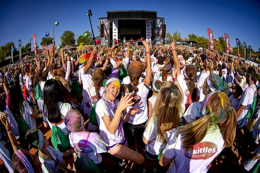 Carrera Color Run - Imagen de vista general del escenario y público asistente.