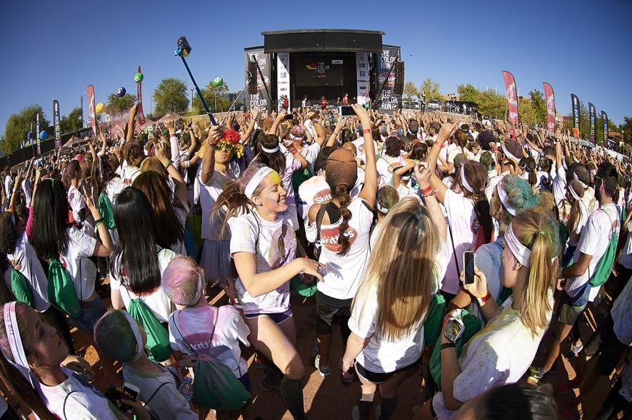 Carrera Color Run - Imagen de vista general del escenario y público asistente.