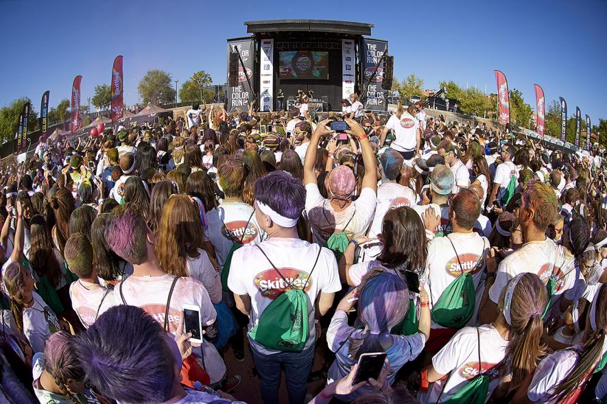 Carrera Color Run - Imagen de vista general del escenario y público asistente.