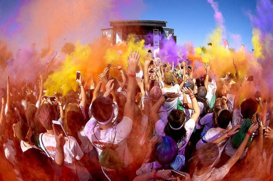 Carrera Color Run - Imagen de participantes en la carrera y polvo de todos los colores.