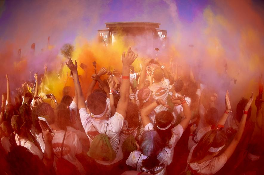 Carrera Color Run - Imagen de participantes en la carrera y polvo de todos los colores.