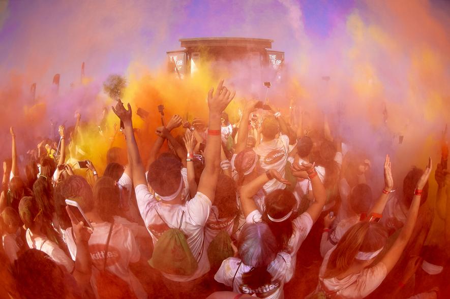 Carrera Color Run - Imagen de participantes en la carrera y polvo de todos los colores.