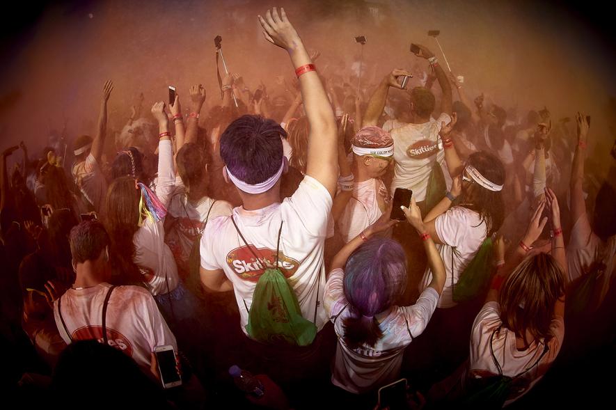 Carrera Color Run - Imagen de participantes en la carrera y polvo de todos los colores.