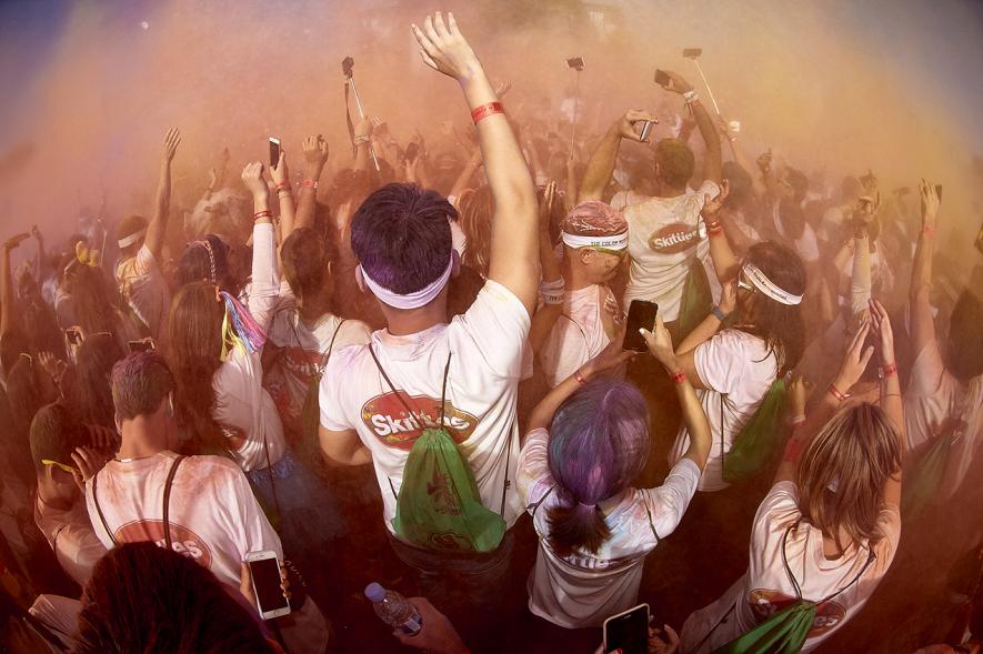 Carrera Color Run - Imagen de participantes en la carrera y polvo de todos los colores.