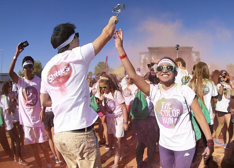 Carrera Color Run - Imagen de participantes en la carrera y polvo de todos los colores.