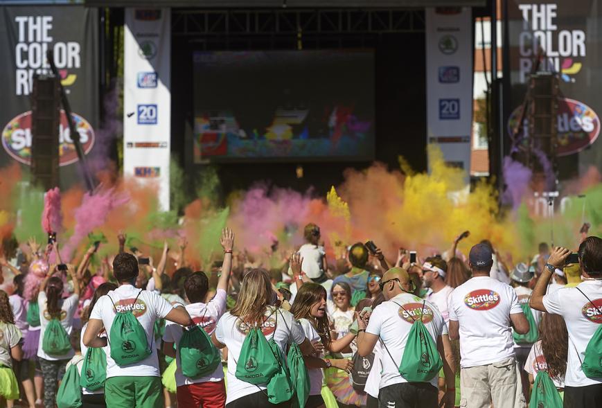 Carrera Color Run - Imagen público participante lleno de polvo de todos los colores.