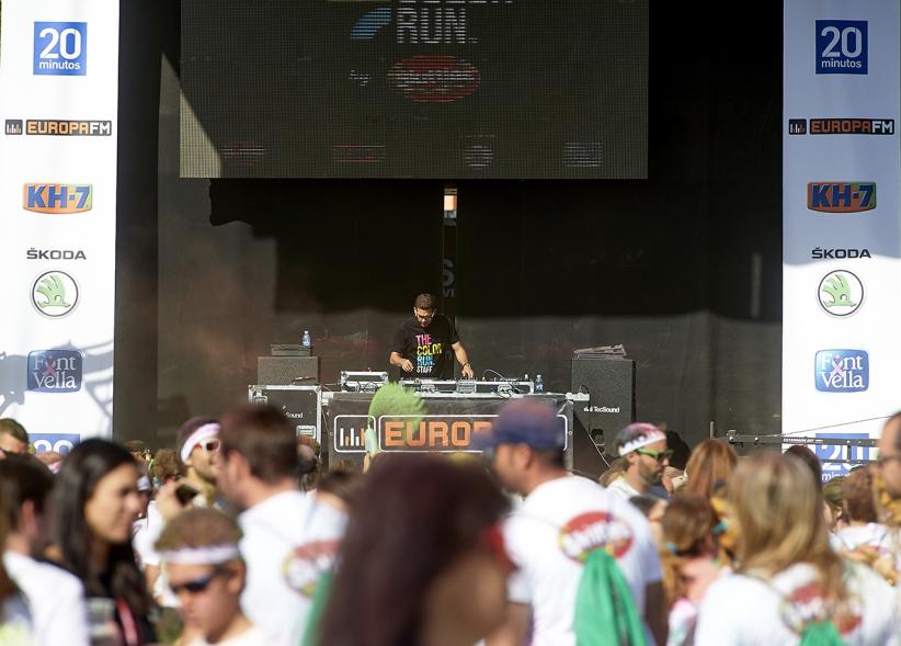 Carrera Color Run - Imagen de vista general del escenario y público asistente.