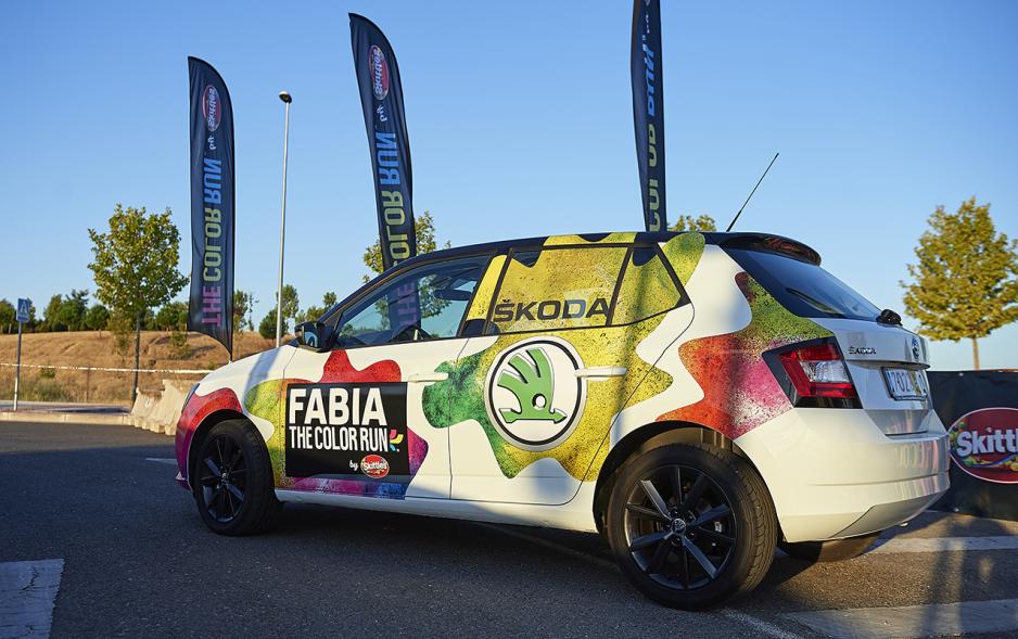 Carrera Color Run - Imagen coche decorado con logo de la carrera.