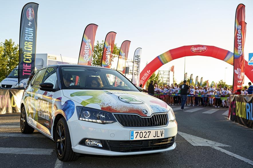 Carrera Color Run - Imagen coche decorado con logo de la carrera.