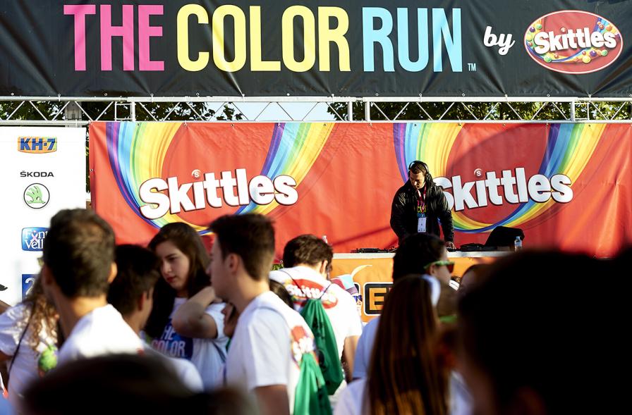 Carrera Color Run - Imagen de vista general del escenario y público asistente.