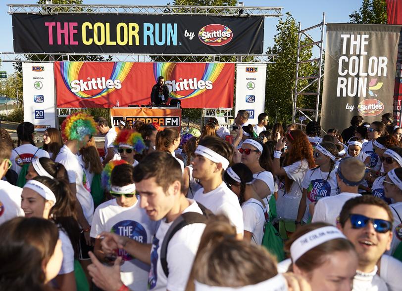 Carrera Color Run - Imagen de vista general del escenario y público asistente.