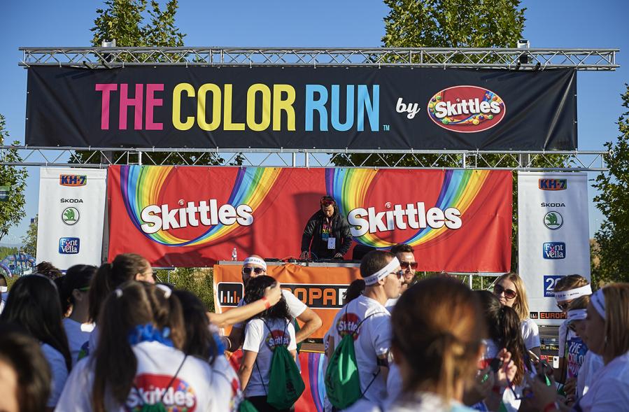 Carrera Color Run - Imagen de vista general del escenario y público asistente.