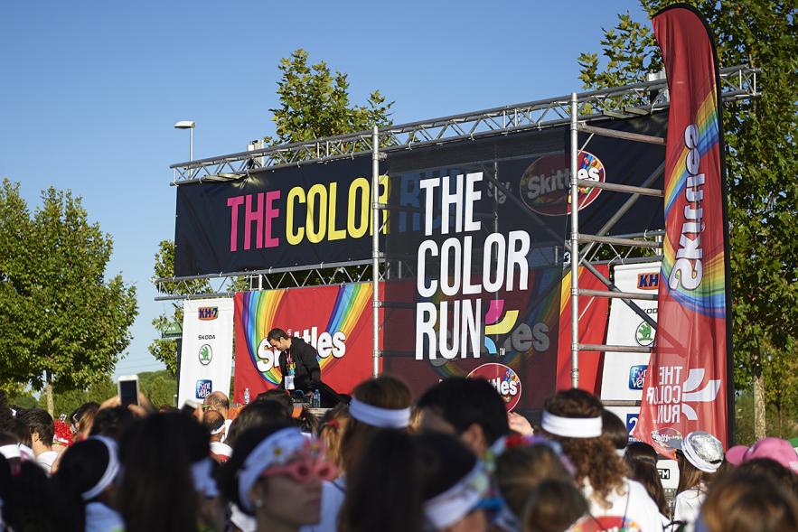 Carrera Color Run - Imagen de vista general del escenario y público asistente.