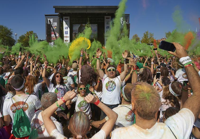 Carrera Color Run - Imagen de participantes en la carrera después de recibir polvo de color verde.