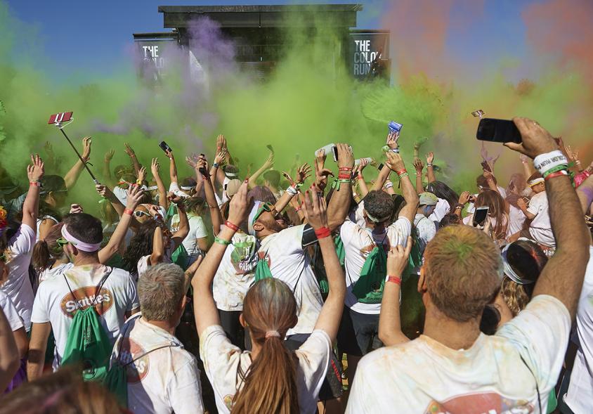 Carrera Color Run - Imagen de participantes en la carrera después de recibir polvo de color verde.