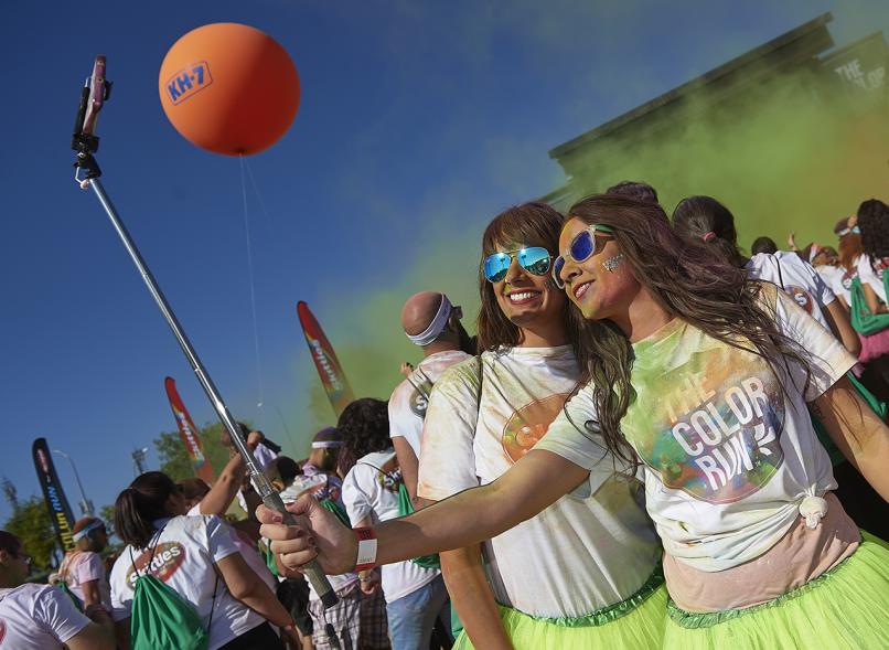 Carrera Color Run - Imagen de participantes en la carrera después de recibir polvo de color verde.
