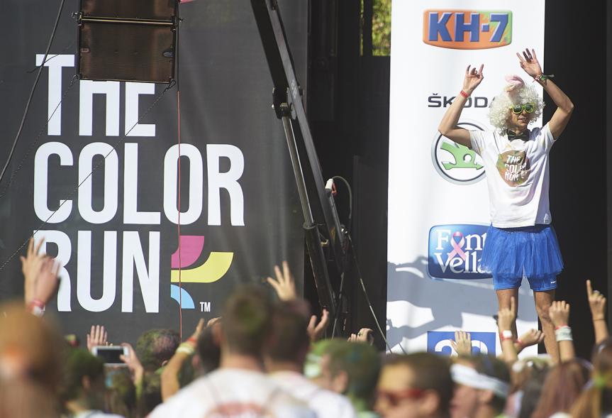 Carrera Color Run - Imagen de participantes en el escenario.