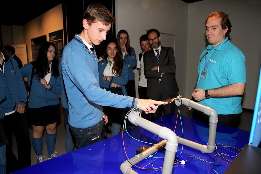 Inauguración Exposición Laboratorio de Luz en el MUNCYT -Los visitantes interactuando en la exposición.