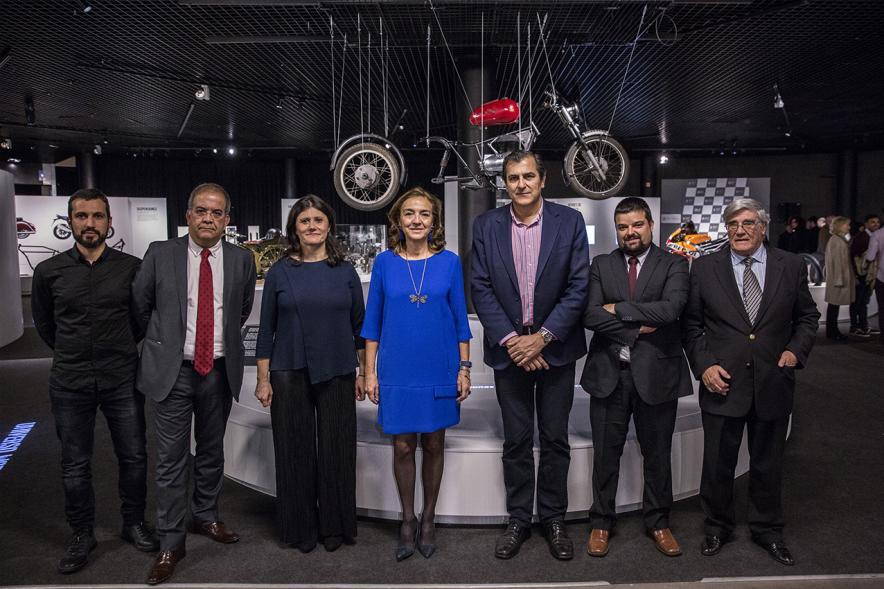 Inauguración Exposición Universo Moto en el MUNCYT - Imagen de posado de las autoridades asistentes a la inauguración de la exposición.