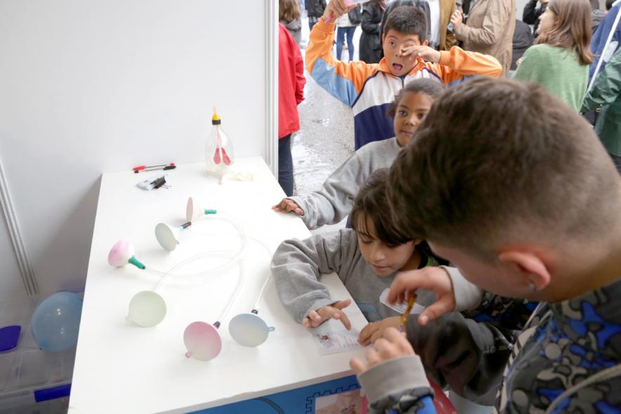 Inauguración Finde Científico del MUNCYT - Los niños con los monitores.