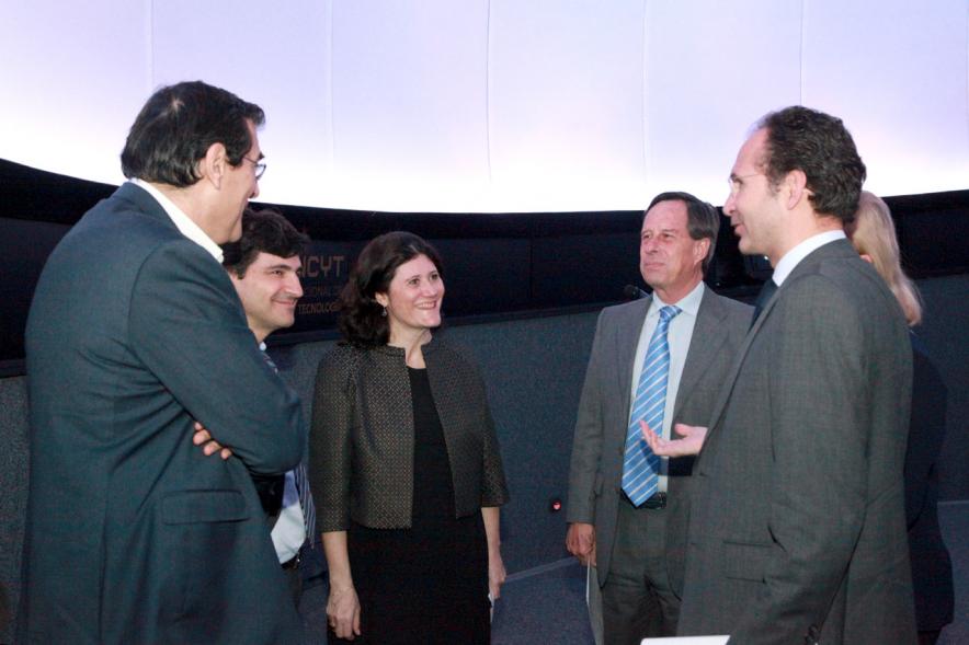 Inauguración del Planetario del MUNCYT - Imagen del alcalde García de Vinuesa y otras autoridades asistentes al acto.