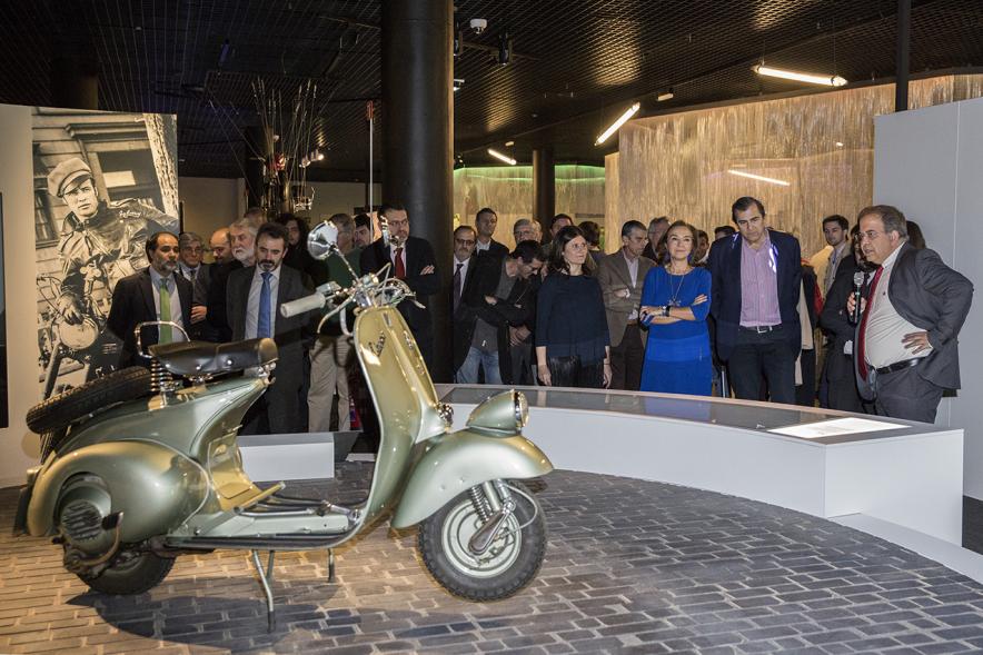 Inauguración Exposición Universo Moto en el MUNCYT - Imagen de una moto Vespa expuesta en la exposición.